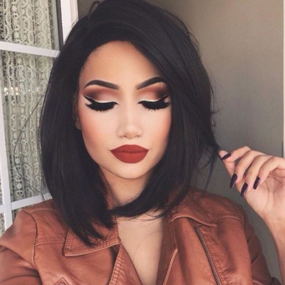 Inside A Queens Autumnal Make Up Bag